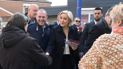 Marine Le Pen, le 24 avril 2017 sur un marché de Rouvroy (Pas-de-Calais). (ALAIN JOCARD / AFP)