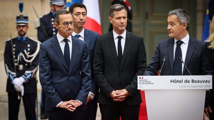 Bruno Retailleau (gauche) et Gérald Darmanin (droite) pendant la passation de pouvoirs, place Beauvau, le 23 septembre 2024. (THOMAS PADILLA / MAXPPP)