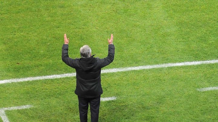 L'entra&icirc;neur du PSG, Carlo Ancelotti, harangue ses joueurs lors d'un quart de finale de Coupe de France contre Lyon, au Parc des princes, &agrave; Paris, le 21 mars 2012.&nbsp; (ALEXIS REAU / SIPA)