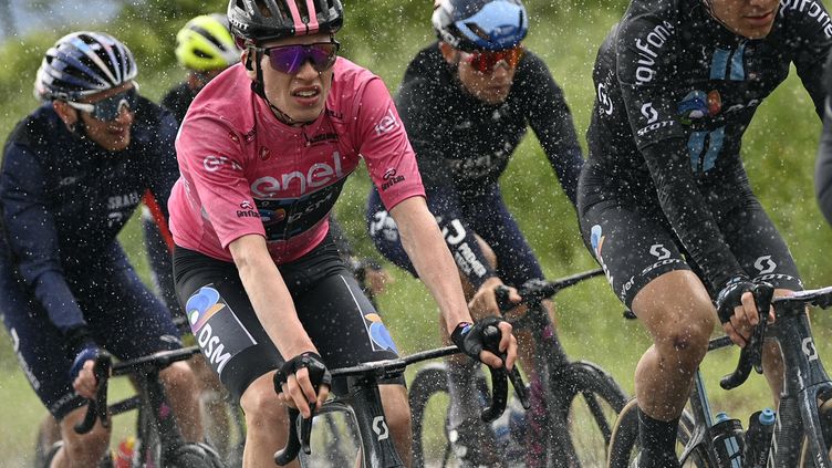 The Giro's pink jersey, Andreas Leknessund (Team DSM), rolls his teammates, during the 7th stage of the Tour of Italy, May 12, 2023. (FABIO FERRARI / AP)