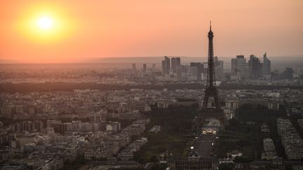 La&nbsp;tour Eiffel accueille plus de six millions de visiteurs par an. (LUCAS BARIOULET / AFP)