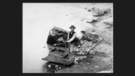 La découverte de l&#039;or en 1858 dans la région du fleuve Fraser attira de nombreux Chinois en Colombie Britanique. Cet eldorado était connu en Chine sous le nom de &quot;Montagne d&#039;or&quot;.
 (Bibliothèque et Archives Canada / PA-125990)