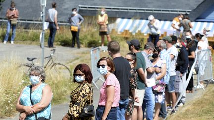 Des gens font la queue pour effectuer un test de dépistage du coronavirus à Laval, le 17 juillet 2020.  (JEAN-FRANCOIS MONIER / AFP)