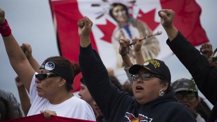 Le 4 septembre 2016, les descendants du peuple sioux manifestent le long de la rivière Missouri contre le projet du pipeline. (AFP/Robyn Beck)