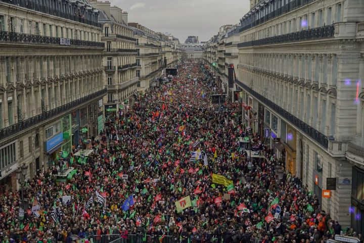 La photo de la manifestation contre la PMA avenue de l'Opéra à Paris le 19 janvier 2020, analysée par le logiciel en ligne Forensically. Les zones suspectes apparaissent en surbrillance mauve. (FORENSICALLY)