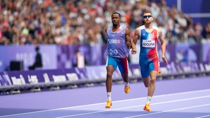 Le Français Timothée Adolphe avec son guide Jeffrey Lami lors des séries du 400 m des Jeux paralympiques de Paris, le 31 août 2024. (KELLERMAN YONATHAN / AFP)