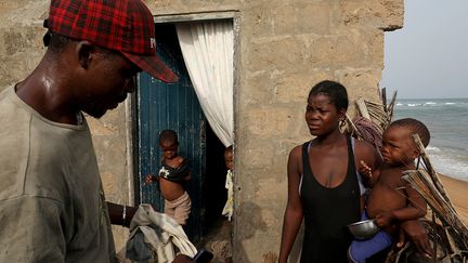 Olivia Afanubo Hollalie, 27 ans, mère de trois enfants, vit dans une maison avec son mari à quelques mètres de la mer. "Je pense qu'un jour la mer nous prendra par surprise et nous ne saurons pas où aller", dit-elle à Reuters.&nbsp; &nbsp; (LUC GNAGO / REUTERS)