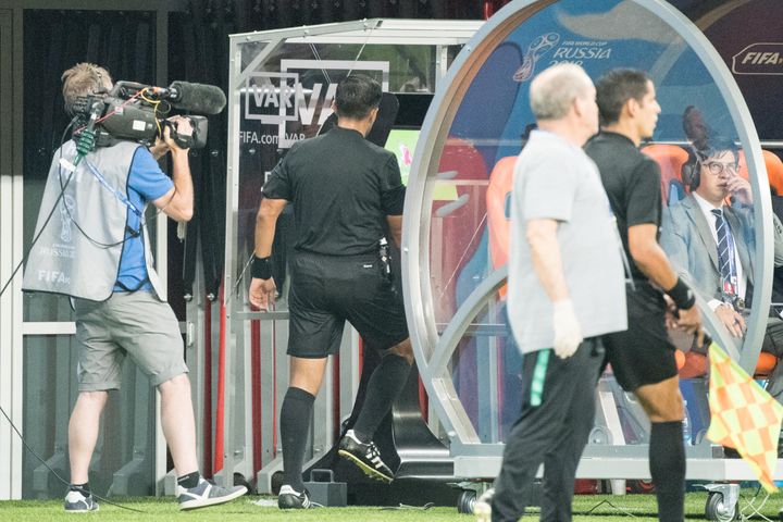 L'arbitre Enrique Caceres part consulter son écran VAR lors du match Iran-Portugal, le 25 juin 2018, à Saransk (Russie). (ELMAR KREMSER/ SVEN SIMON / AFP)