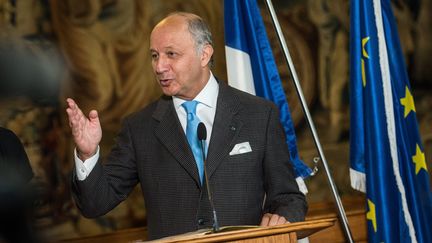 Le ministre fran&ccedil;ais des Affaires &eacute;trang&egrave;res, Laurent Fabius, le 23 ao&ucirc;t 2015 &agrave; Prague (R&eacute;publique Tch&egrave;que), peu avant son malaise. (MAXPPP)