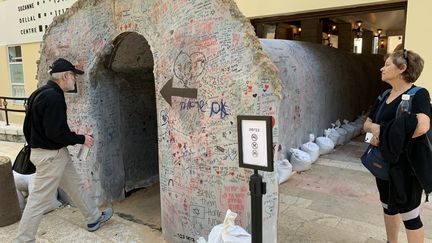 The tunnel is 25 meters long, made of cardboard and PVC.  (GILLES GALLINARO / RADIO FRANCE)