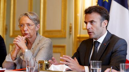 La Première ministre, Elisabeth Borne, et le président de la République, Emmanuel Macron, lors d'une rencontre avec les organisations patronales, le 18 avril 2023 à l'Elysée. (STEPHANIE LECOCQ / AFP)