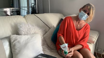 Katell Burban a attrappé le Covid-19 il y a six mois. Toujours malade, elle&nbsp;a toujours un appareil respiratoire à portée de main, septembre 2020 dans les Yvelines. (ANNE-LAURE DAGNET / RADIO FRANCE)