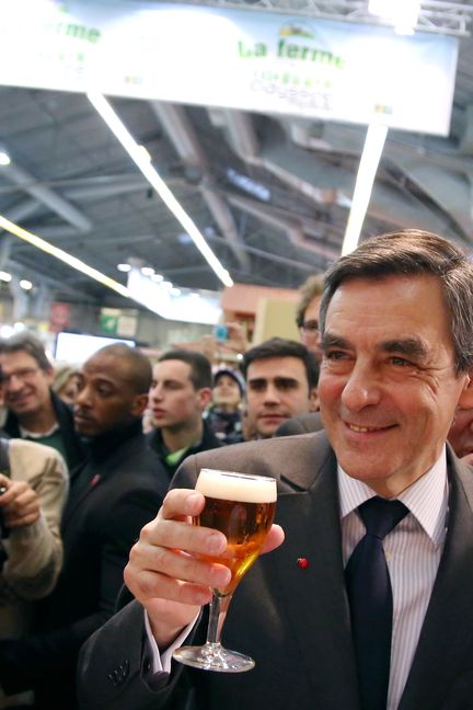 François Fillon, un verre de bière à la main au salon de l'Agriculture, à Paris, le 28 février 2013 (HAMILTON / REA)