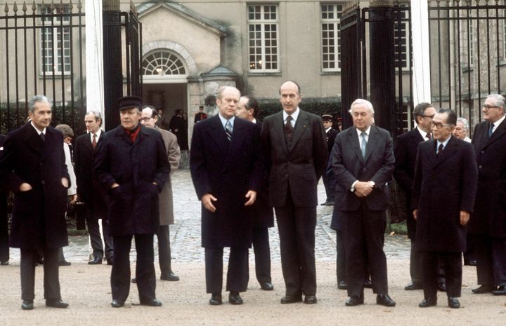 Photo de famille des chefs d'Etat ou de gouvernement avant la clôture de la conférence des six pays les plus industrialisés, le 17 novembre 1975 au château de Rambouillet (Yvelines). De g. à dr. : Aldo Moro (Italie), Helmut Schmidt (RFA), Gerald Ford (Etats-Unis), Valery Giscard d'Estaing (France), Harold Wilson (Royaume-Uni) et Takeo Miki (Japon). (AFP)