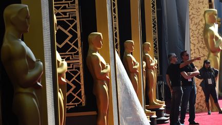 Statues d'Ocars grand format, tapis rouge et derniers préparatifs avant la cérémonie, le 27 février 2016 à Los Angeles
 (Mark Ralston / AFP)