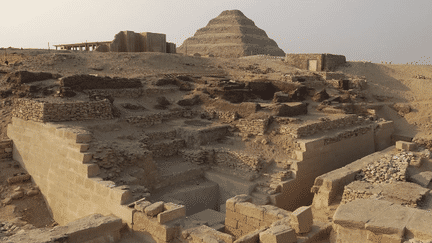 Site égyptien de Saqqarah où a été retrouvé l'emplacement de la mastaba d'Ahkethétep
 (Vidéo officielle de la campagne &quot;Tous mécènes! Tous archéologues...&quot; du Louvre)