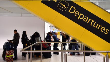 Des passagers attendent de pouvoir prendre leur avion à l'aéroport de Gatwick, à Londres (Royaume-Uni), le 21 décembre 2018. (BEN STANSALL / AFP)