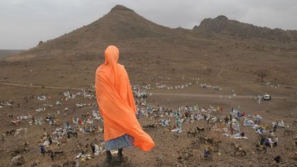 Une femme observe le site de distribution de nourriture à Abata, au Soudan en 2006. (Boris Heger - CIRC)