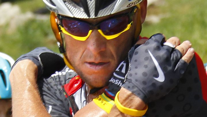 Lance Armstrong lors du Tour de France 2010, o&ugrave; il arbore des gants "Nike" et le fameux bracelet jaune de sa fondation Livestrong.&nbsp; (BOGDAN CRISTEL / REUTERS)