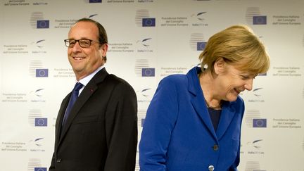 Angela Merkel et Fran&ccedil;ois Hollande &agrave; une conf&eacute;rence de presse, le 8 octobre 2014, &agrave; Milan (Italie). (ALAIN JOCARD / AFP)