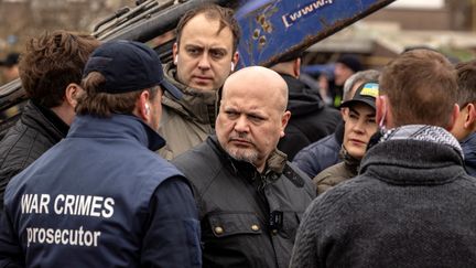 &nbsp;Karim Khan, le procureur de la Cour pénale internationale, visite une fausse commune à Boutcha (Ukraine), le 13 avril 2022. (FADEL SENNA / AFP)