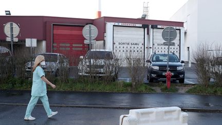 Le plan blanc a été déclenché mercredi 26 février à l'hôpital de Creil (Oise), après la mort due au coronavirus Covid-19 d'un homme y ayant séjourné. Photo d'une employée de l'établissement de soins, portant un masque. (CHRISTOPHE PETIT TESSON / EPA)