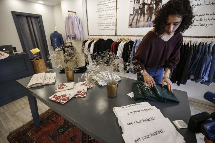 La créatrice palestinienne Yasmeen Mjalli avec ses T-shirts arborant le slogan "Not your habibti !", en français : "Pas ta chérie".
 (ABBAS MOMANI / AFP)