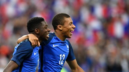 Ousmane Dembelé et Kylian Mbappé se congratulent lors du match amical France-Angleterre, le 13 juin 2017 au Stade de France.&nbsp; (FRANCK FIFE / AFP)