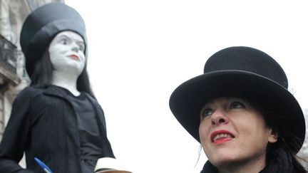 Amélie Nothomb et sa Géante à Lille, le 16 novembre 2011.
 (François Lo Presti / AFP)