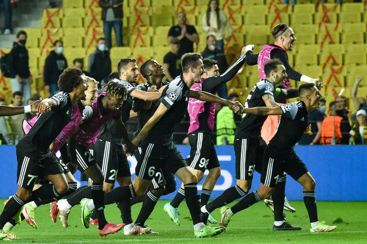 Les joueurs du Sheriff Tiraspol célèbrent avec leurs supporters après leur première victoire de leur histoire en Ligue des champions, le 15 septembre 2021. (SERGEI GAPON / AFP)