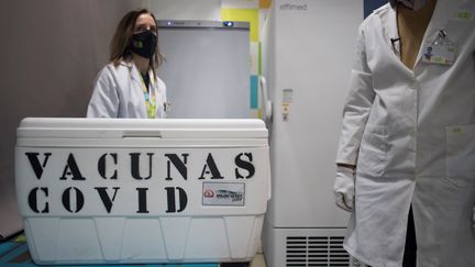 Des techniciens dans un laboratoire devant un stock de vaccin&nbsp;Pfizer-BioNTech, le 21 janvier 2021, à Santa Fe, près de&nbsp;Grenade en Espagne.&nbsp; (JORGE GUERRERO / AFP)