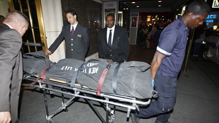 Le corps de Richard Descoings, &eacute;vacu&eacute; de l'h&ocirc;tel Michelangelo, &agrave; New York, le 3 avril. (CHIP EAST / REUTERS)