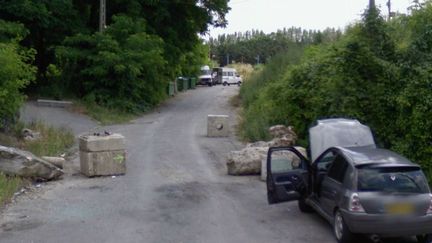 L'entr&eacute;e de la rue des Coquetiers, &agrave; Bobigny (Seine-Saint-Denis), o&ugrave; un campement de Roms&nbsp;a &eacute;t&eacute; partiellement d&eacute;truit par un incendie, le 31 mars 2013. (GOOGLEMAPS / FRANCETV INFO)