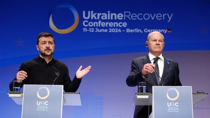 Le président ukrainien, Volodomyr Zelensky, et le chancelier allemand, Olaf Scholz, lors d'une conférence de presse à Berlin, le 11 juin 2024. (ODD ANDERSEN / AFP)