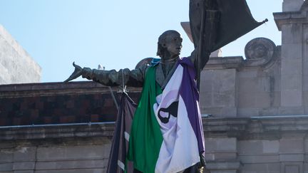 Miguel Hidalgo statue with a feminist flag during a protest of women to demand decriminalization of abortion is State of Mexico. Since March 8, International Women's Day, the Ind?mitas collective has camped in front of the Justice palace as attempt Mexican authorities heed to their demands. on March 23, 2021 in Toluca, Mexico. (Photo by Eyepix/NurPhoto) (EYEPIX / NURPHOTO)