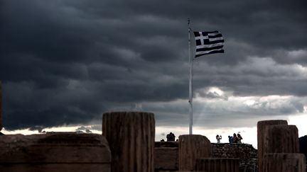 Un drapeau grec flotte sur l'Acropole d'Ath&egrave;nes (Gr&egrave;ce), le 5 juin 2015. (ANGELOS TZORTZINIS / AFP)