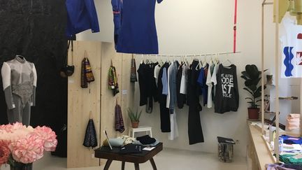 La boutique parisienne Une autre mode est possible est un collectif associatif d’entrepreneurs et de designers textile qui agissent en faveur de l’économie circulaire et de la cohésion sociale
 (Courtesy of UAMEP)