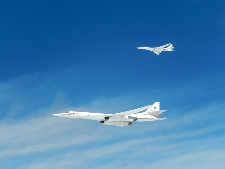 L'Armée de l'air française a diffusé cette photo de deux bombardiers russes Tu-160 Blackjack, mardi 4 octobre 2016, prise lors d'une mission d'interception au large de la Bretagne, le 22 septembre. (HO / FRENCH AIR FORCE / AFP)