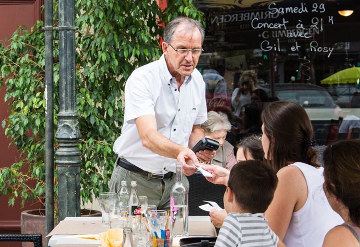 Alain Thouvenot, patron&nbsp;de deux restaurants et d'un salon de thé,&nbsp;"travaille sept jours sur sept, 85 heures par semaine".&nbsp; (JULIETTE CAMPION / FRANCEINFO)