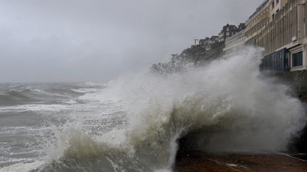 Une vague s'écrase contre le rivage à Granville (Manche), le 2 novembre 2023. (ST?PHANE GEUFROI / OUEST FRANCE / MAXPPP)