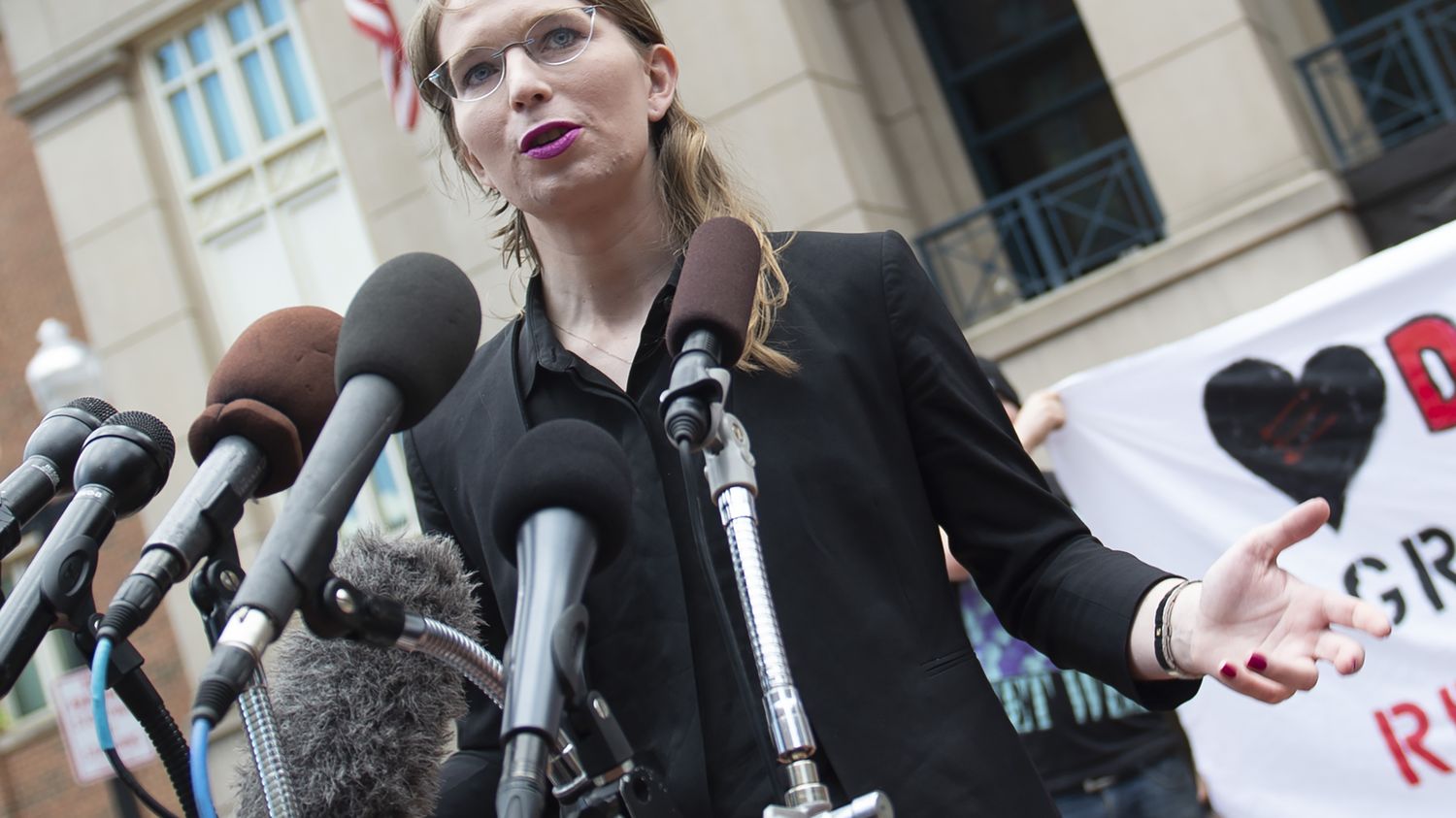 L'ex-analyste Militaire Américaine Chelsea Manning Renvoyée En Prison