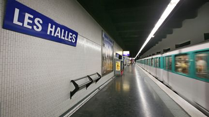 Trois hommes portant des gilets jaunes auraient proféré des insultes antisémites dans la ligne 4 du métro parisien, samedi 22 décembre.&nbsp; (PHOTO12 / GILLES TARGAT / AFP)