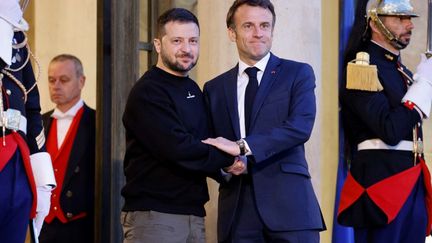 Volodymyr Zelensky et Emmanuel Macron, à l'Elysée, le 14 mai 2023. (LUDOVIC MARIN / AFP)