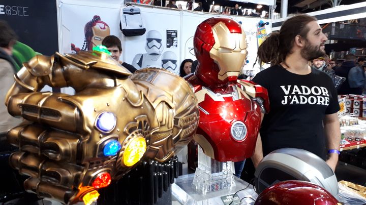 Le Comic Con est aussi un gigantesque marché aux objets tirés de l'univers des comics. (BENJAMIN ILLY / FRANCE-INFO)