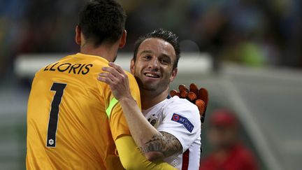 &nbsp; (Mathieu Valbuena dans les bras d'Hugo Lloris © MaxPPP)