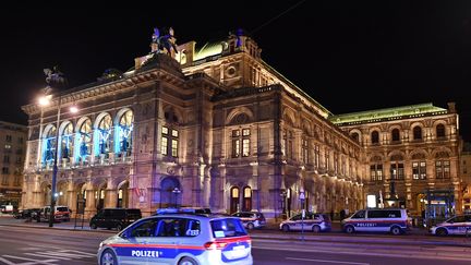 L'opéra de Vienne, dans le centre-ville de la capitale, lundi 2 novembre 2020. (JOE KLAMAR / AFP)