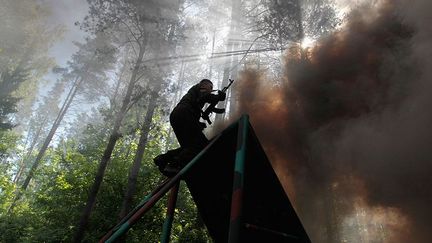 Mitrailleuses, fusils d’assaut, pistolets, lance-roquettes, lance-grenades… ils doivent savoir se servir de différentes armes pour mener à bien leur contrat. (REUTERS/Vasily Fedosenko)