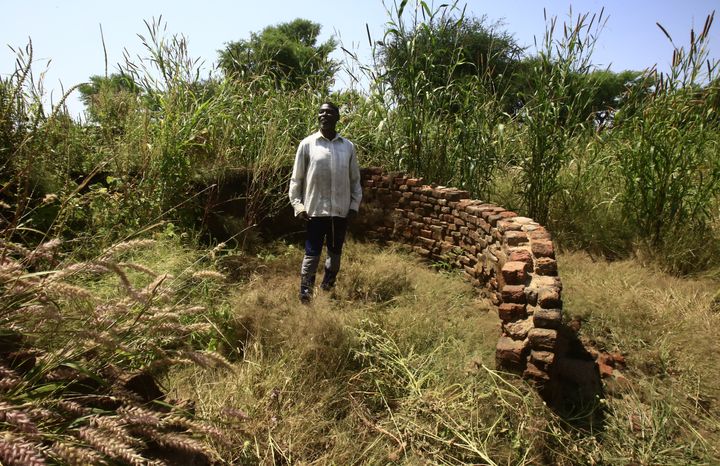 Sidiq Youssef, le 10 octobre 2019, au milieu de ce qui reste de sa maison incendiée quinze ans auparavant par les Janjawids dans le village de Shattaya. (ASHRAF SHAZLY / AFP)