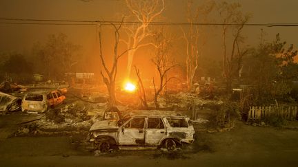 Ce qui reste de v&eacute;hicules et maisons br&ucirc;l&eacute;es &agrave; Middletown, en Californie, le 13 septembre 2015. (NOAH BERGER / REUTERS)