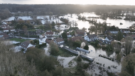 Lundi 13 novembre, dans le Pas-de-Calais, les habitants vivent aux rythmes des crues depuis huit jours. Malgré les dégâts, les sinistrés tentent de sauver ce qui peut encore l’être. (France 2)